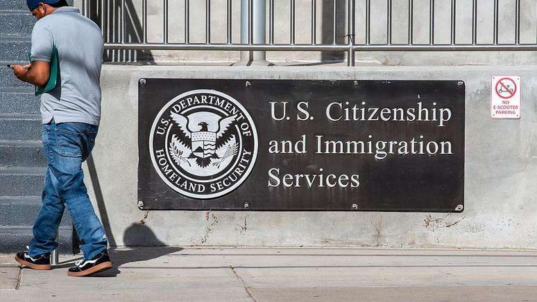 As a&ccedil;&otilde;es coletivas acusam Alexandra Lozano de apresentar ao USCIS pedidos que continham declara&ccedil;&otilde;es falsas ou exageradas