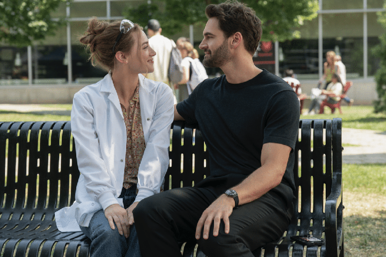 Lili Reinhart e Tom Bateman protagonizam &ldquo;A Hip&oacute;tese do Amor&rdquo;, em que um namoro falso entre doutoranda e professor em Stanford acaba virando algo real 
