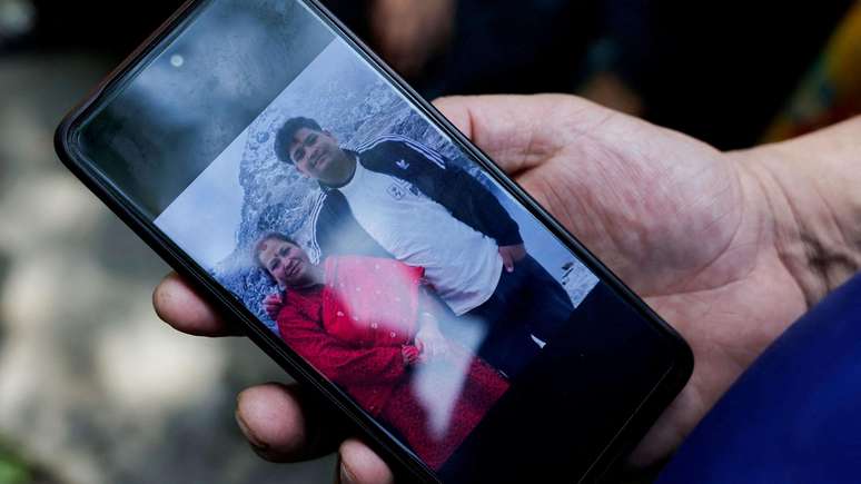 Mais de 100 cidad&atilde;os indianos podem ter estado na fronteira atingida pelas inunda&ccedil;&otilde;es. Pelo menos 275 indianos permanecem desaparecidos no Nepal, segundo o Minist&eacute;rio de Rela&ccedil;&otilde;es Exteriores da &Iacute;ndia