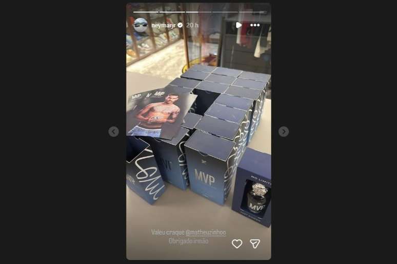 Neymar marca Matheuzinho ao receber o perfume &ndash;