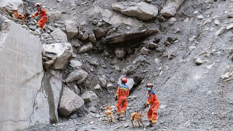 Socorristas em opera&ccedil;&atilde;o de busca e resgate na &aacute;rea atingida pelo deslizamento de lama em Gyirong, no Tibete (China)