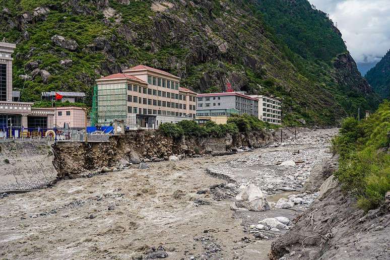 As cheias de julho do ano passado em Rasuwagadhi destru&iacute;ram a Ponte da Amizade (que marca a fronteira com o Tibete), al&eacute;m de estradas e uma subesta&ccedil;&atilde;o hidrel&eacute;trica. Elas tamb&eacute;m carregaram ve&iacute;culos em Rasuwa, no Nepal