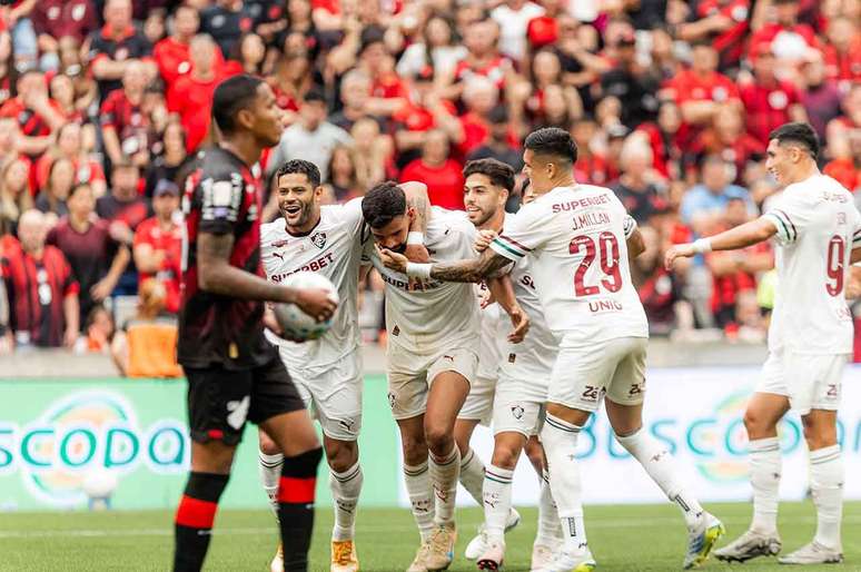 Hulk comemora junto com jogadores do Fluminense &ndash;