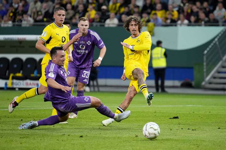 Momento do gol marcado por Fabio Silva na vit&oacute;ria do Dortmund em Hamburgo &ndash;