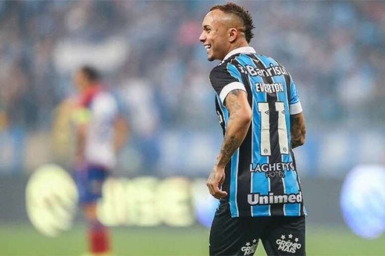 Cebolinha com a camisa do Gr&ecirc;mio, clube que o revelou profissionalmente &ndash;