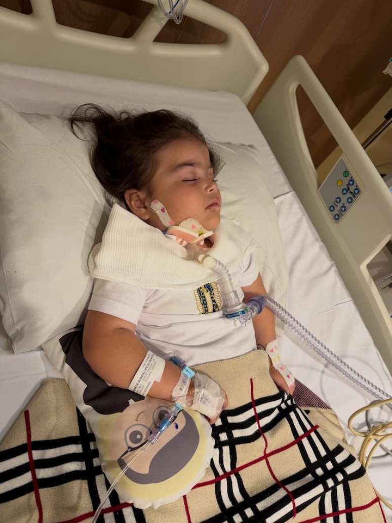 Maria Guilhermina, filha de Juliano Cazarr&eacute; e Leticia Cazarr&eacute;, voltou a ser internada no CTI