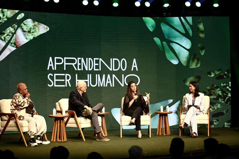 Giselle Santos (especialista em IA e tecnologias educacionais), Daniel Becker (pediatra, sanitarista e ativista pela inf&acirc;ncia), Priscila Cruz (presidente e cofundadora do Todos pela Educa&ccedil;&atilde;o) e Lia Glaz (diretora-presidente da Funda&ccedil;&atilde;o Telef&ocirc;nica Vivo)