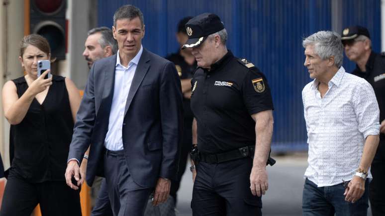 Primeiro-ministro espanhol, Pedro S&aacute;nchez (C), e ministro do Interior, Fernando Grande Marlaska (D), est&atilde;o sob press&atilde;o at&eacute; do pr&oacute;prio Partido Socialista. (31/07/2026)
