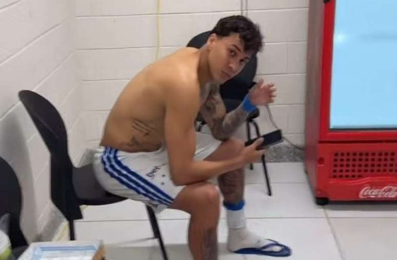 Kaio Jorge cabisbaixo ap&oacute;s elimina&ccedil;&atilde;o &ndash;