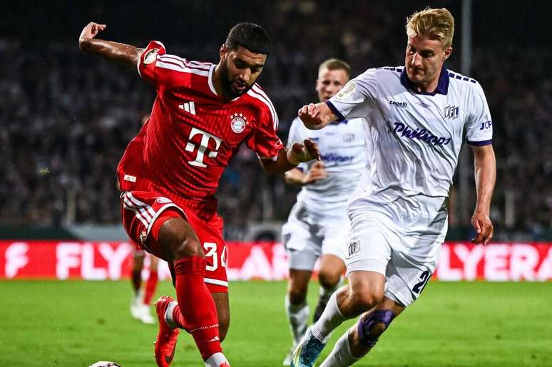 Jogadores de Osnabruck e Bayern em disputa de bola na Copa da Alemanha &ndash;