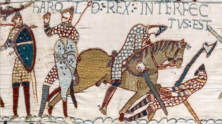 Cena 57 da Tape&ccedil;aria de Bayeux - a morte do rei Haroldo durante a batalha de Hastings