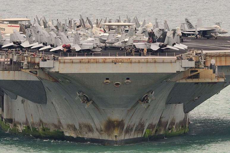 O porta-avi&otilde;es USS Abraham Lincoln atracou em Pattaya ap&oacute;s 250 dias no mar
