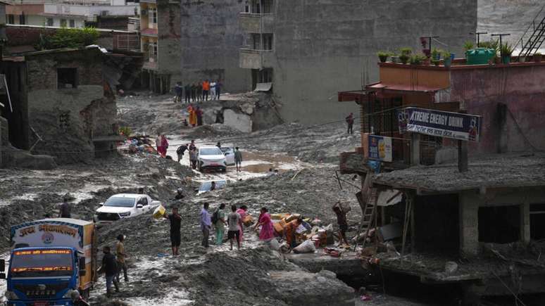 De acordo com cientistas, a trag&eacute;dia no Nepal foi causada pelo derretimento de uma geleira do Himalaia sob influ&ecirc;ncia das mudan&ccedil;as clim&aacute;ticas. Na foto, moradores do distrito de Nuwakot, destru&iacute;do pela enchente, no Nepal, em 1&ordm; de setembro de 2026.
