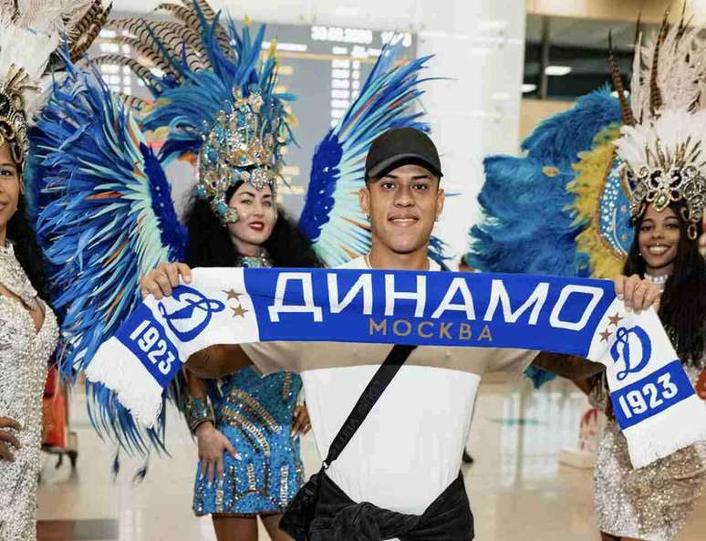Matheus Martins sendo recebido com festa no aeroporto em Moscou &ndash;