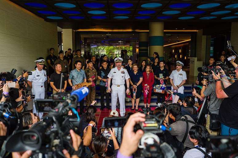 O comandante Dan Keeler (ao centro) fala com a imprensa durante a escala do porta-avi&otilde;es em Pattaya