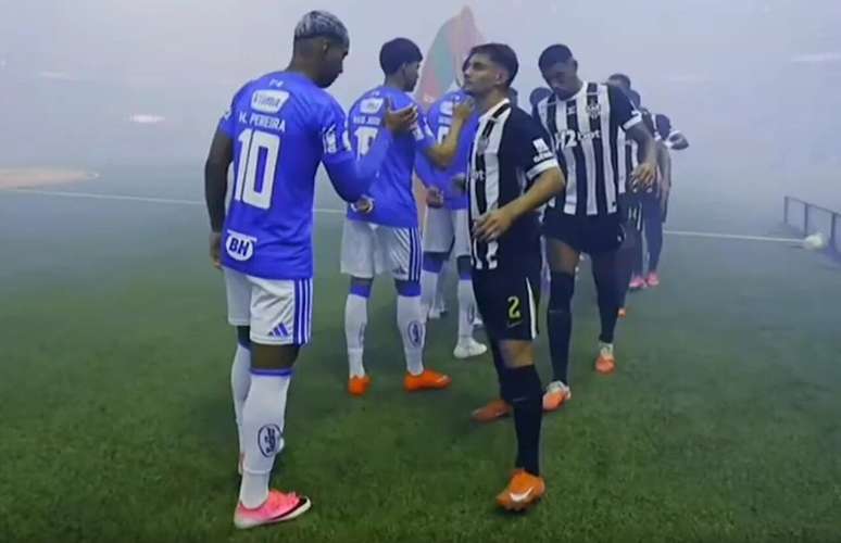 Em segundo plano, Ruan ignora Kaio Jorge no protocolo de cumprimento &ndash;