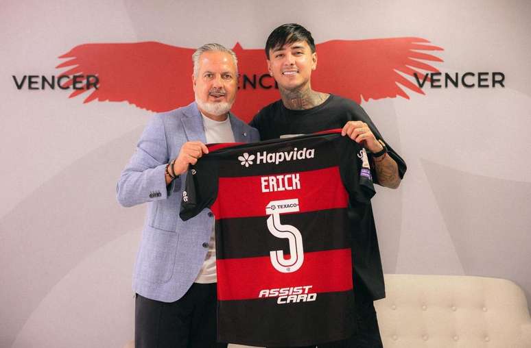 Erick Pulgar ao lado do diretor de futebol Jos&eacute; Boto &ndash;