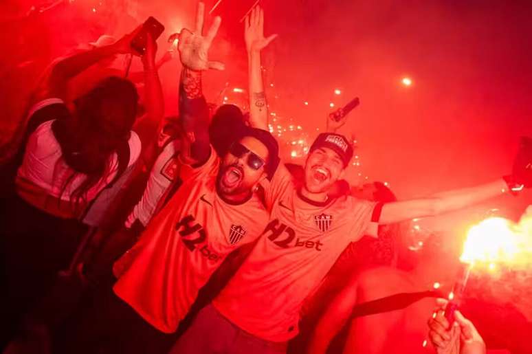 Terceiro uniforme do Atl&eacute;tico homenageia a torcida pela festa da &lsquo;Rua de Fogo&rsquo; &ndash;