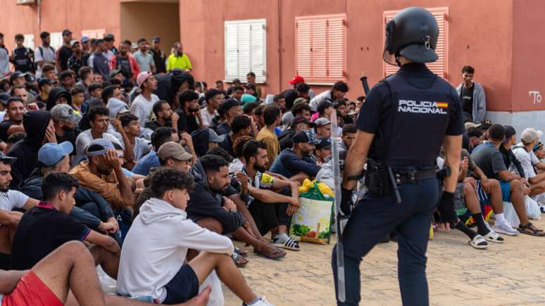 Milhares de pessoas aguardam para se registrar junto &agrave;s autoridades de imigra&ccedil;&atilde;o em Loma Colmenar, no enclave de Ceuta. (31/08/2026)
