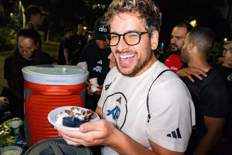 Eu comendo o primeiro peda&ccedil;o de bolo