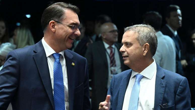 Fl&aacute;vio Bolsonaro e Rog&eacute;rio Marinho dizem que proposta mant&eacute;m direitos dos trabalhadores