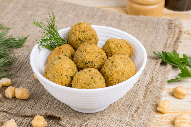 Bolinho de gr&atilde;o-de-bico 