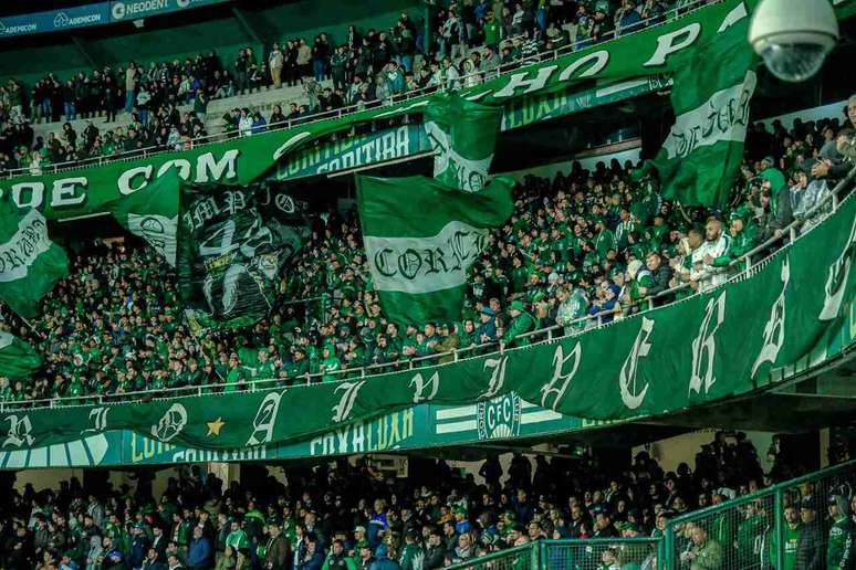 Torcida do Coxa no Couto Pereira &ndash;