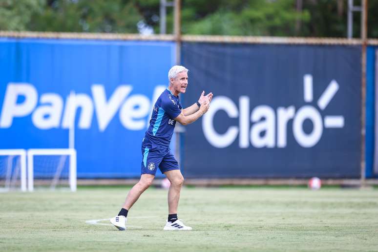 Lu&iacute;s Castro, t&eacute;cnico do Gr&ecirc;mio, durante treino no CT 