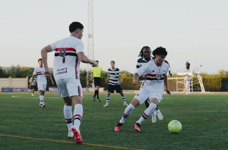 Tricolor Paulista define goleada ap&oacute;s intervalo com quatro gols &ndash;