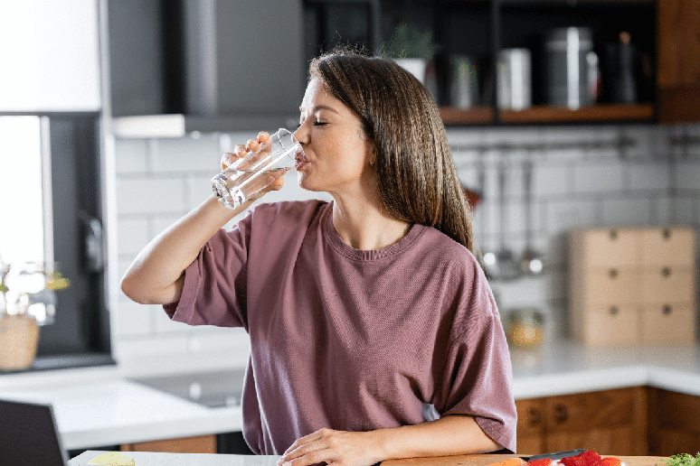 A ingest&atilde;o adequada de &aacute;gua ao longo do dia faz parte dos cuidados com a alimenta&ccedil;&atilde;o 