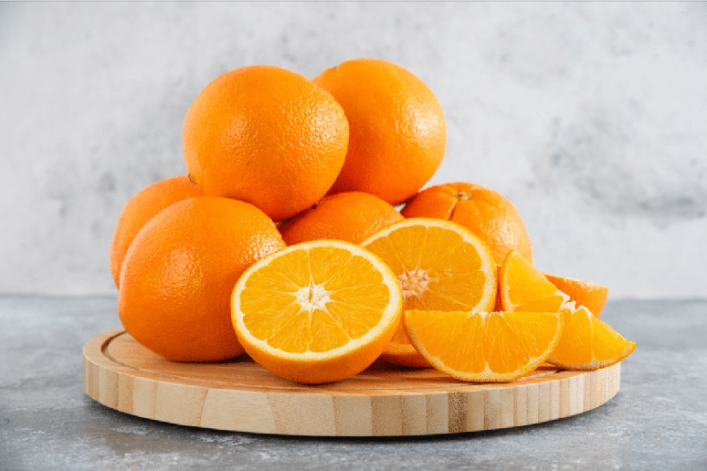 As cascas e fatias de laranja podem ser aproveitadas no preparo da solu&ccedil;&atilde;o caseira com vinagre branco 
