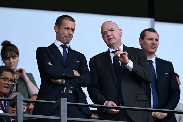 Aleksander Ceferin, presidente da Uefa, (E) fala com Gianni Infantino, presidente da Fifa (D) &ndash;