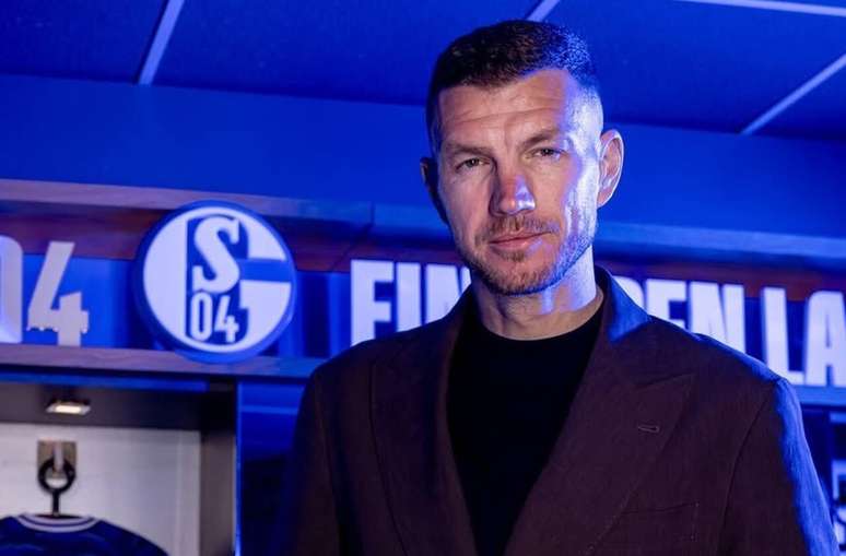 Aos 40 anos, Dzeko atua pelo Schelke 04 da Alemanha &ndash;