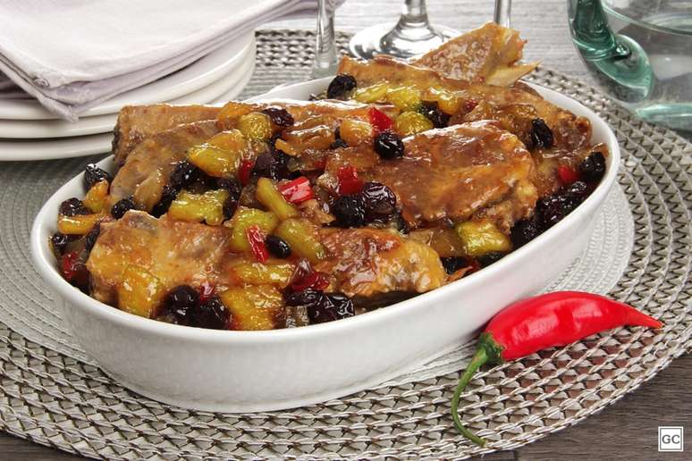 Costelinha de porco com chutney de abacaxi | Foto: Stela Handa