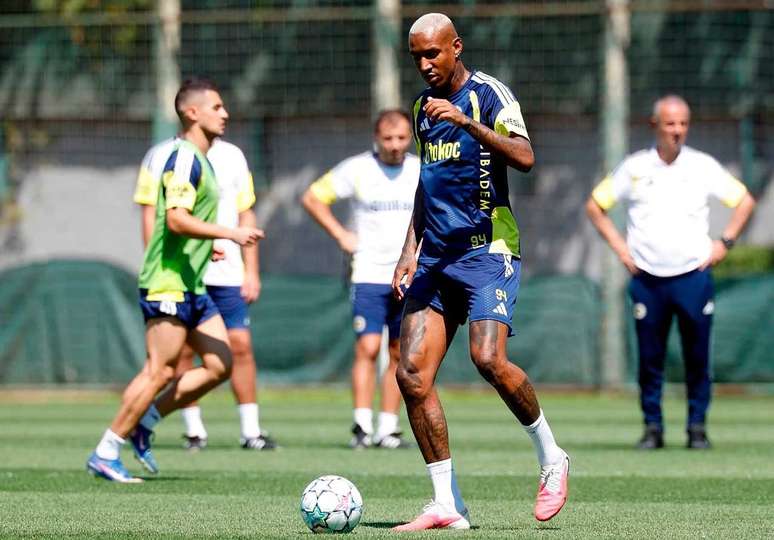 Talisca assinou pelo Al-Jazira &ndash;
