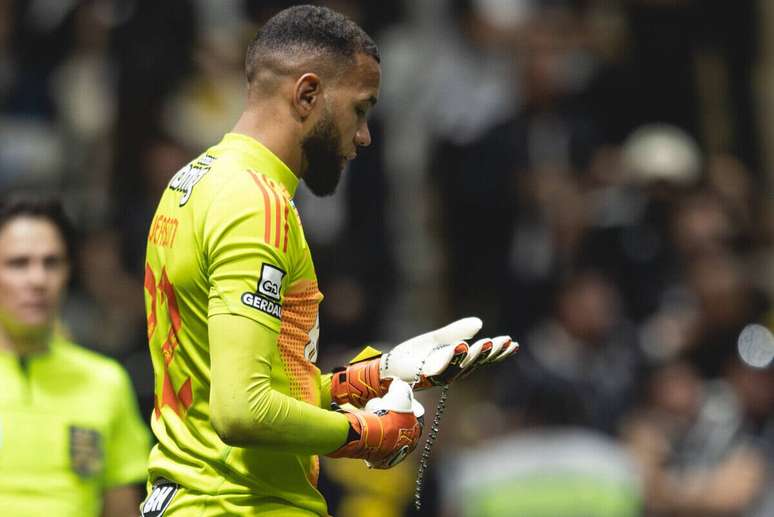 Everson sofreu uma fratura no p&eacute; e ainda n&atilde;o tem prazo para voltar ao gol do Galo &ndash;