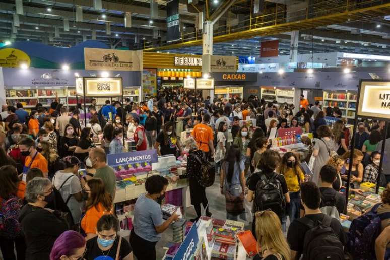 Imagem da Bienal do Livro de SP 2022. O evento costuma ter filas longas e corredores lotados.