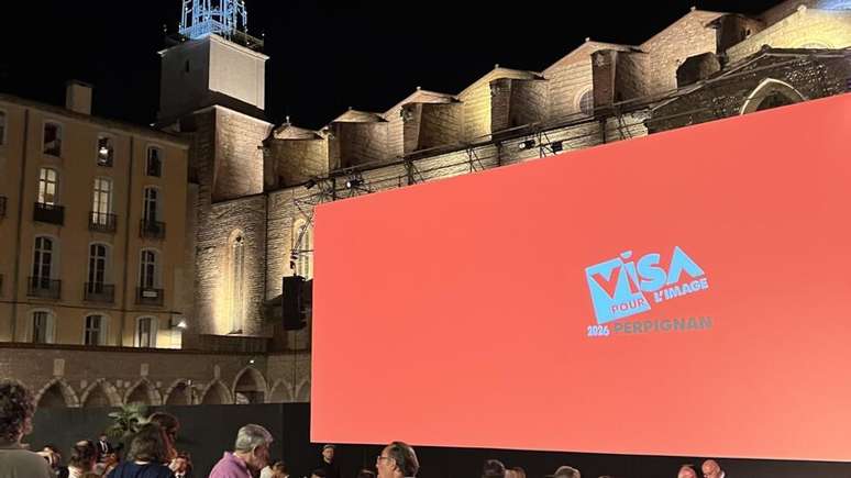 Espectadores se preparam para a proje&ccedil;&atilde;o noturna do festival Visa pour l'Image de fotojornalismo, em Perpignan, sul da Fran&ccedil;a, em 3 de setembro de 2026.