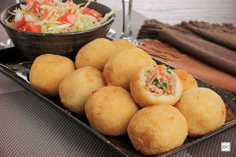 Bolinho de joelho de porco com vinagrete | Foto: Stela Handa