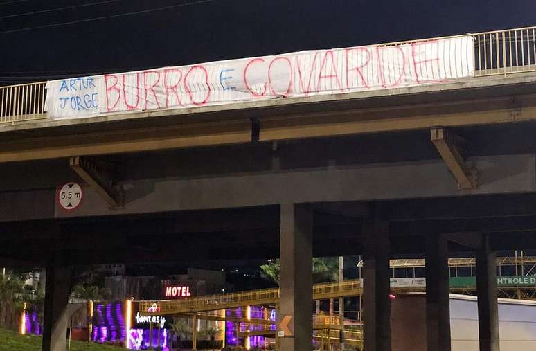 Protesto da torcida celeste criticou o elenco, o t&eacute;cnico Artur Jorge e a diretoria do Cruzeiro &ndash;