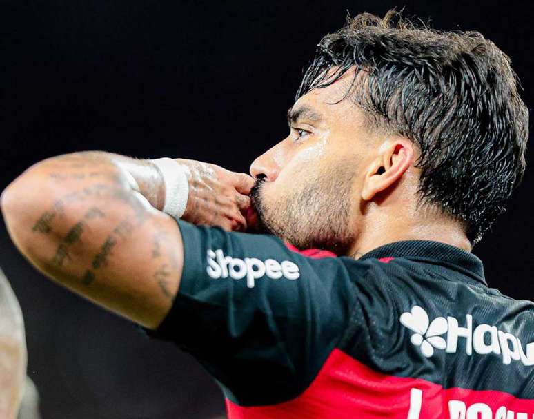 Paquet&aacute; celebra o&nbsp; seu gol, o segundo do Flamengo sobre o Mirassol.