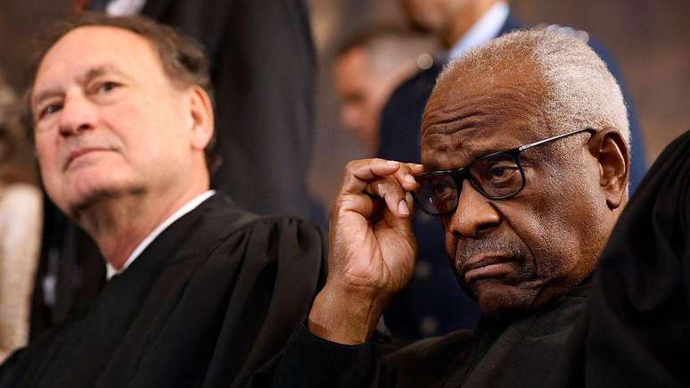 Nos EUA, houve pedidos recentes de impeachment contra os ju&iacute;zes Samuel Alito e Clarence Thomas