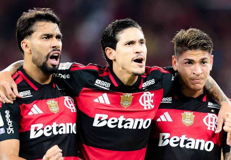 Pedro comemora ao lado de Lucas Paquet&aacute; e Carrascal, que marcaram os gols da vit&oacute;ria do Flamengo &ndash;