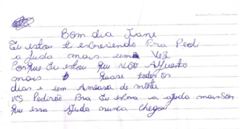 Mulher pediu socorro em bilhetes deixados em caderno escolar do filho