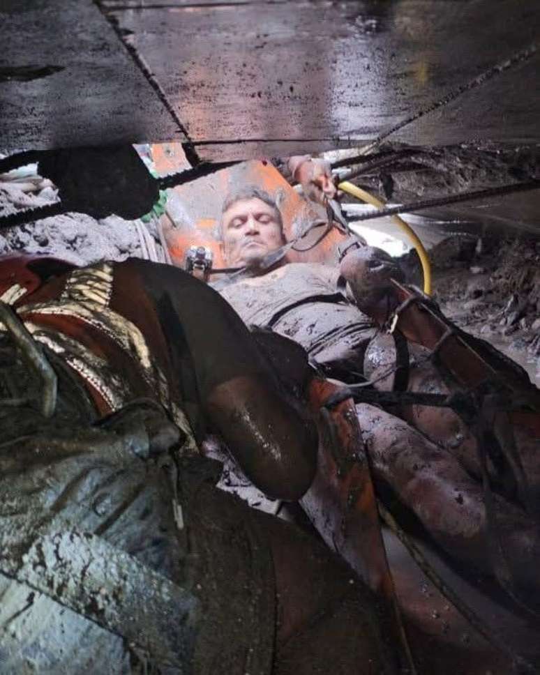 Os socorristas precisaram puxar os sobreviventes atrav&eacute;s de uma passagem min&uacute;scula criada sobre os escombros no t&uacute;nel