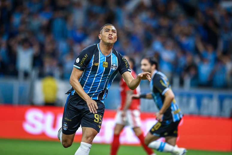 Carlos Vinicius marcou dois gols na vit&oacute;ria do Gr&ecirc;mio sobre o Inter nesta quinta &ndash; FOTO: LUCAS UEBEL/GREMIO FBPA