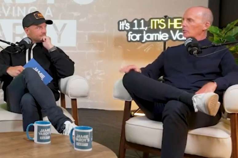 Mike Dean fez as revela&ccedil;&otilde;es no podcast comandado pelo atacante Jamie Vardy &ndash; Reprodu&ccedil;&atilde;o de v&iacute;deo