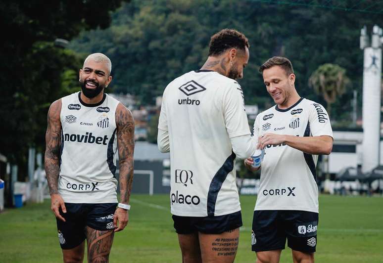 Gabigol ao lado de Neymar e Arthur &ndash;