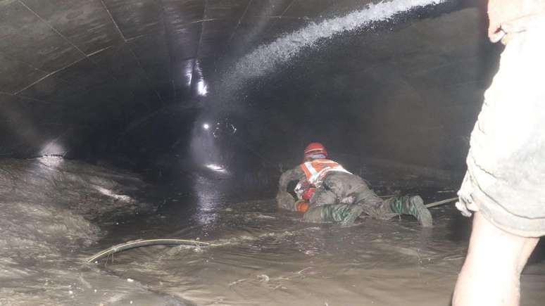 Os socorristas encontraram muita &aacute;gua no t&uacute;nel &agrave; medida que escavavam