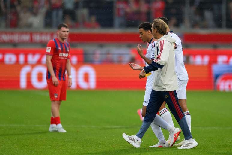 Musiala deixa o campo ap&oacute;s desmaiar no amistoso com o Heidenheim, na pr&eacute;-temporada &ndash;